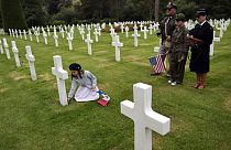 Visitantes no cemitério americano da Normandia