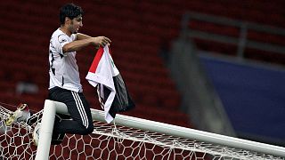  اللاعب حيدر عبد الرزاق ، يرفع العلم العراقي بعد صعوده على قمة قائمة المرمى بعد فوز  فريقه على كوريا الجنوبية في مباراة نصف النهائي لكأس آىسيا-2007