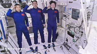 les astronautes chinois, dans le module central de la station spatiale, Tianhe, 5 juin 2022