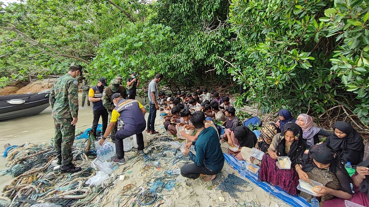 جنود تايلنديون يقدمون الطعام لعشرات اللاجئين الروهينغا 