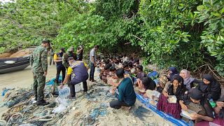 جنود تايلنديون يقدمون الطعام لعشرات اللاجئين الروهينغا