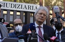 Szergej Razov, Oroszország olaszországi nagykövete válaszol újságírók kérdéseire egy római bíróság előtt 2022. március 25-én, pénteken.