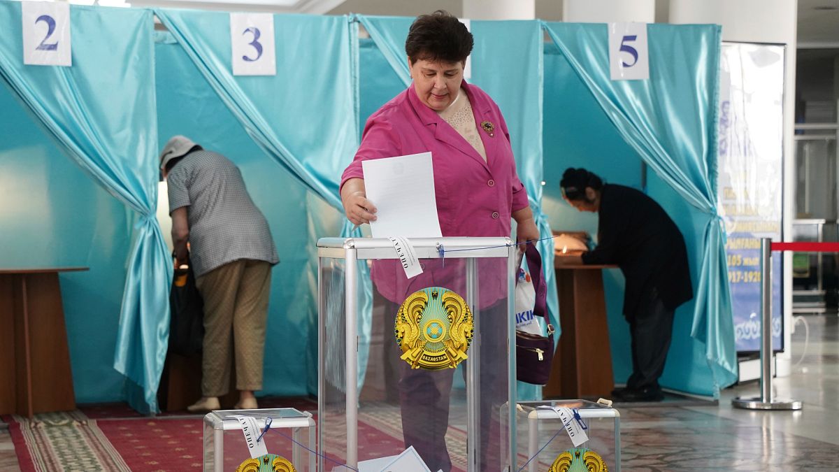 Une femme dépose son bulletin de vote dans un bureau au Kazakhstan, le 5 juin 2022