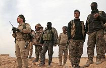 صورة من الارشيف-مقاتلو قوات سوريا الديمقراطية يتجمعون خلال هجوم في شمال محافظة الرقة في سوريا.