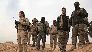 صورة من الارشيف-مقاتلو قوات سوريا الديمقراطية يتجمعون خلال هجوم في شمال محافظة الرقة في سوريا.