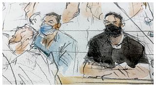 رسم للمتهم الرئيسي صلاح عبد السلام، إلى اليمين ومحمد عبريني في قاعة المحكمة الخاصة التي تم إنشاؤها لمحاكمة المتورطين في هجمات باريس 2015