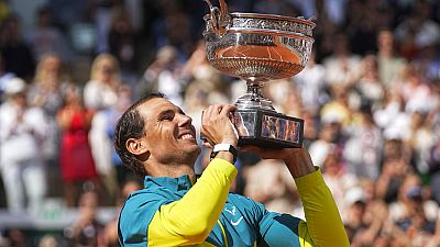 Rafael Nadal levanta la copa de Mosqueteros tras ganar en Rolland Garros