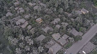 رماد يغطي بلدة جوبان شرق الفليبين بعد ثوران بركان في المنطقة