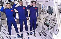 Los astronautas Liu Yang, Chen Dong and Cai Xuzhe tras su llegada a la estación orbital china. 5/6/2022