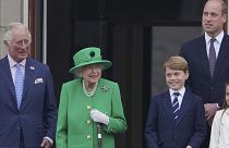 La reina Isabel II de Inglaterra, con parte de su familia, en el balcón del palacio de Buckingham, Londres (Reino Unido).