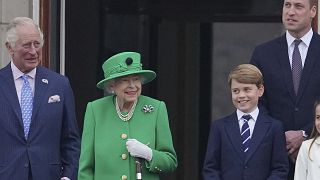 La reina Isabel II de Inglaterra, con parte de su familia, en el balcón del palacio de Buckingham, Londres (Reino Unido). 