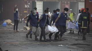 حريق أدى إلى انفجار كيميائي ضخم في منشأة لتخزين حاويات الشحن في بنغلاديش.