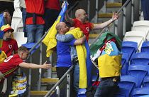 Accolade entre fans gallois et ukrainiens au Cardiff City Stadium, après la défaite 1-0 de l'Ukraine, synonyme d'élimination dans la course à la qualification au mondial 2022.