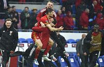 La selección de fútbol de Gales festejando su triunfo sobre Ucrania y su pase al Mundial Catar 2022.