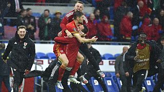 Walesi játékosok ünneplik, hogy kijutottak a világbajnokságra az Ukrajna elleni mérkőzés után. 