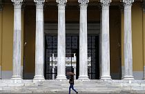 Περαστική με ομπρέλα έξω από το Ζάππειο Μέγαρο στην Αθήνα - φώτο αρχείου