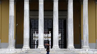 Περαστική με ομπρέλα έξω από το Ζάππειο Μέγαρο στην Αθήνα - φώτο αρχείου