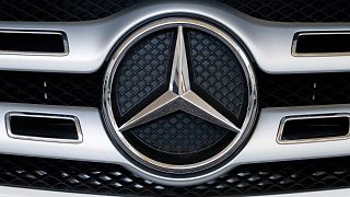 Mercedes-embléma egy autó elején