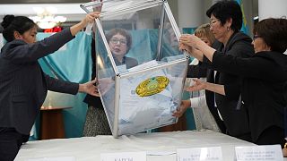 فرز أصوات الناخبين في مركز اقتراع بعد الاستفتاء الوطني على تعديل الدستور في نور سلطان بكازاخستان - الأحد 5 يونيو 2022.