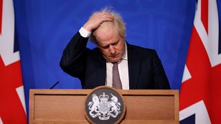 Boris Johnson brit miniszterelnök egy londoni sajtótájékoztatón 2021. november 27-én, szombaton, miután az új Covid19 variáns megbetegedéseit erősítették meg az országban