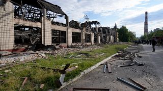 En escombros, una estación de servicio ferroviaria golpeada por un ataque de misiles rusos en Kiev, Ucrania, el 5 de junio de 2022.