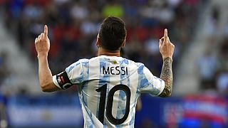 Ο Λιονέλ Μέσι πανηγυρίζει ένα από τα πέντε γκολ που πέτυχε στο φιλικό της Αργεντινής με την Εσθονία