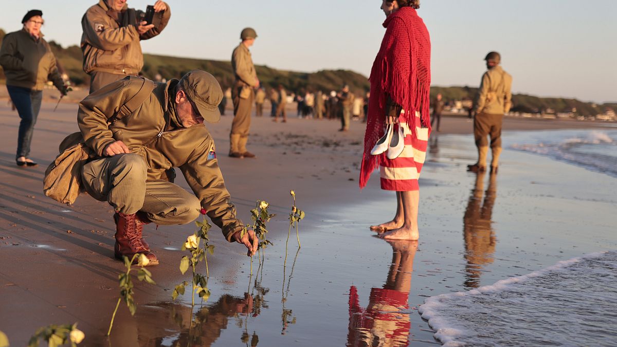 Белые розы на пляже — одна из памятных традиций "Дня Д"