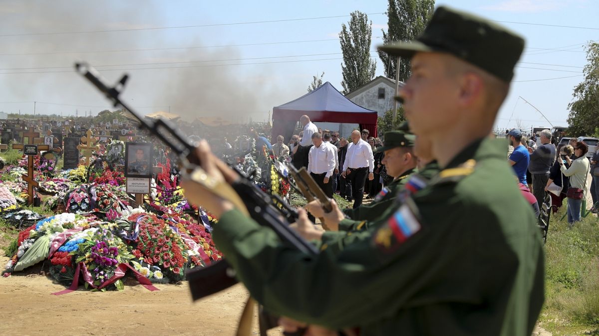 Orosz katonai tiszteletadás egy Ukrajnában elesett őrmesternek