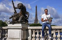 El tenista español Rafael Nadal con la Copa de los Mosqueteros en París (Francia).