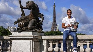 El tenista español Rafael Nadal con la Copa de los Mosqueteros en París (Francia).