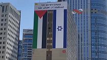 Palästinenserfahne an Hochhaus in Tel Aviv