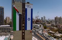 Le drapeau palestinien en train d'être décroché d'un bâtiment en Israël, le 1er juin 2022