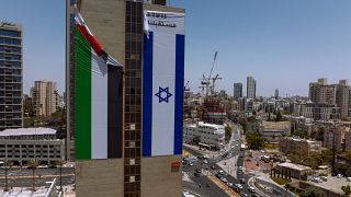 Le drapeau palestinien en train d'être décroché d'un bâtiment en Israël, le 1er juin 2022