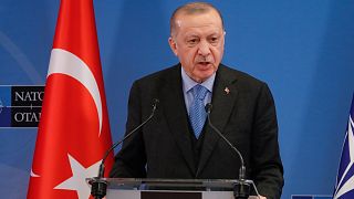 Erdogan török elnök nyilatkozik a sajtó képviselőinek Brüsszelben