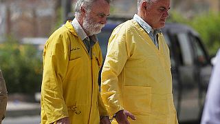 Jima Fitton (izquierda) y Volker Waldmann (derecha) llegan esposados al tribunal en Bagdad, Irak  22/5/2022