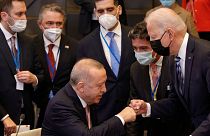 Erdoğan ve Biden NATO zirvesinde selamlaşıyor