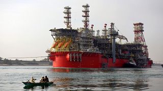 سفينة استخراج الغاز (منصة) تابعة لشركة إنرجيان البريطانية-اليونانية في قناة السويس