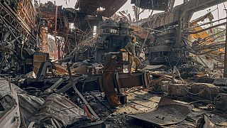 Um soldado ucraniano num edifício destruído