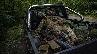 Ουκρανός στρατιώτης ξεκουράζεται πριν επιστρέψει στο μέτωπο κοντά στο Ντονέτσκ