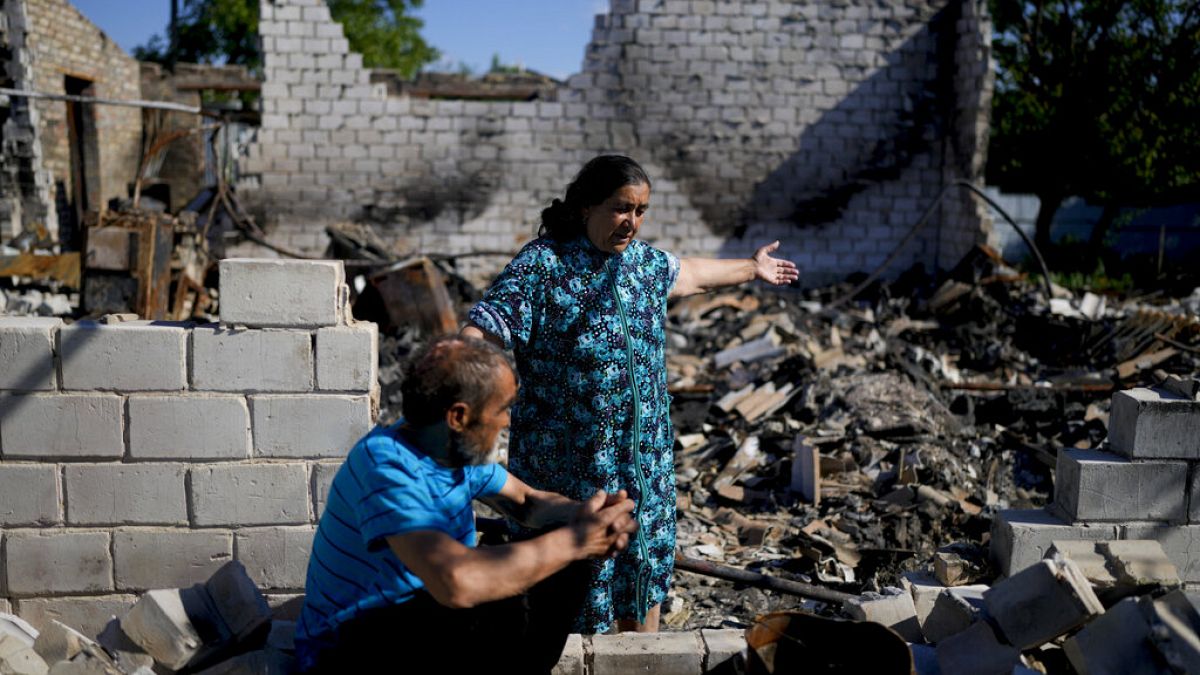 Ein Ehepaar in Trümmern ihres Hauses im Kiewer Vorort Mostyshche am 6.6.22