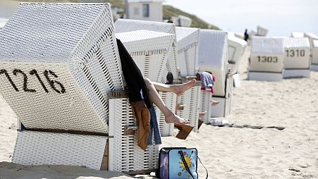 Symbolbild: Besucher sitzen in Strandkörben an der Strandpromenade auf Sylt.
