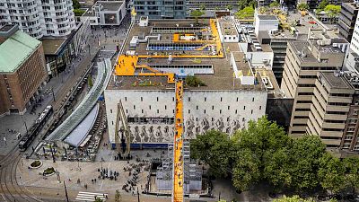  قامت منظمة في مدينة روتردام الساحلية ببناء ممر علوي يربط بين أسطح منطقة التسوق في وسط المدينة لإظهار الشكل الذي قد يبدو عليه المستقبل، 26 مايو 2022