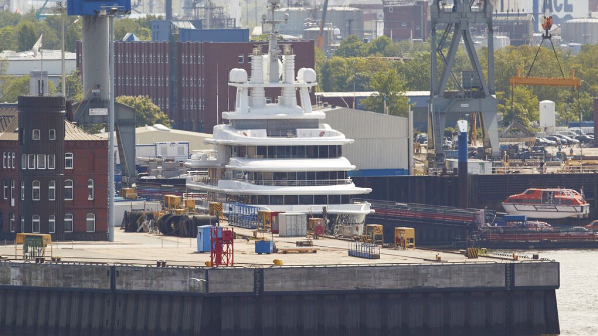 Az eredetileg Abramovichnak készült szuperjacht, az MV Luna a hamburgi kikötőben, ahol zár alá vették