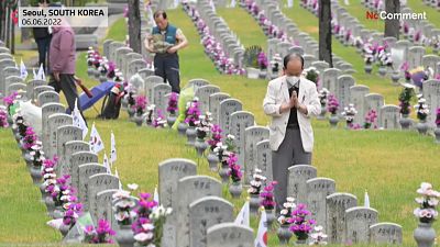 مواطنون من كوريا الجنوبية يشاركون في يوم تكريم ضحايا حرب 1950-1953 ضد الجارة الشمالية