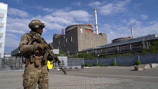 Un soldado ruso vigila los alrededores de la central nuclear de Zaporiyia