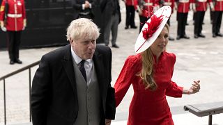 Boris Johnson és felesége a II. Erzsébet brit királynő trónra lépése 70. évfordulója alkalmából tartott londoni istentiszteletre érkezik 2022. június 3-án.