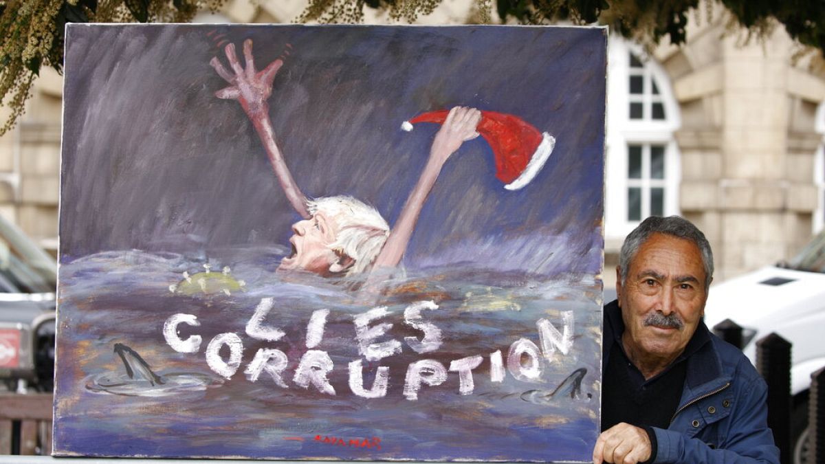 Künstler Kaya Mar mit einem Bild, das den britischen Premier Boris Johnson darstellt, 06.06.2022
