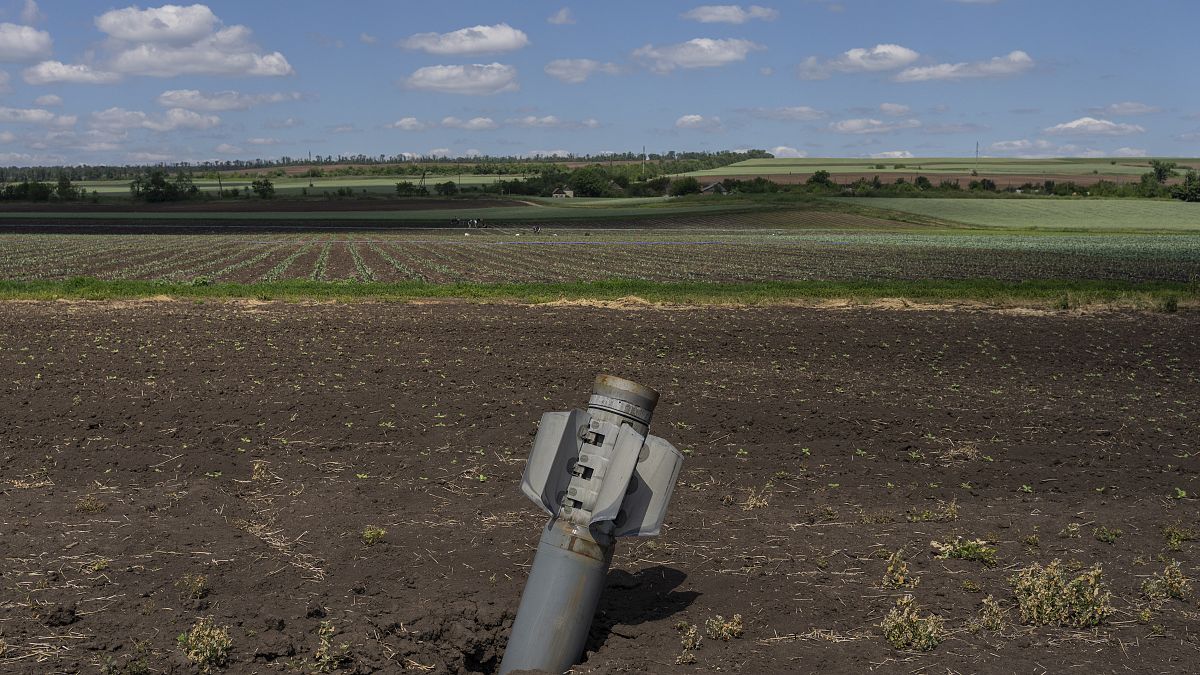 Неразорвавшийся снаряд в поле близ Соледара, Донецкая область