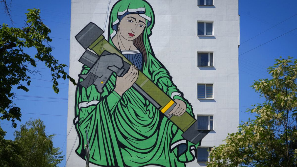 Η Θεοτόκος που κρατά ένα FGM-148 σε τοιχογραφία σε κτίριο του Κιέβου- 6 Ιουνίου 2022