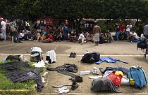 Migrantes em frente ao complexo desportivo de Álvaro Obregón, utilizado como centro de acolhimento. -